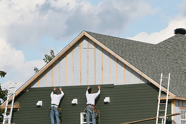 Professional Siding Installation technician working in Geneva, IL
